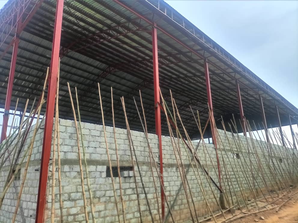 Large-span steel roofing structure